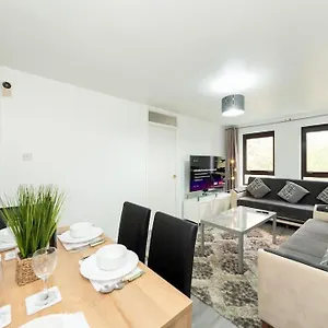 Idyllic Stylish With Fast Speed Broadband & Free Parking * London