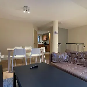 4- Bedroom , 1 Living Flat Near Emirates Stadium Apartment London
