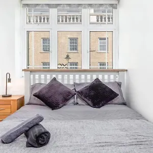 Lovely 2 Bedroom With Patio Waterloo Lm1 London
