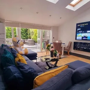 3 Bed With Cinema, F1 Racing Sim, 1 Gb Internet, Bbq, Garden, 20 Mins London, Parking, Ev Port, Metro 5 Mins Walk London