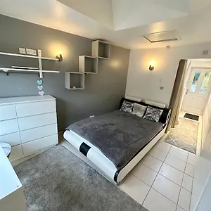 Ensuite Double With Own Entrance London - Ig8 - Free On Street Parking Apartment