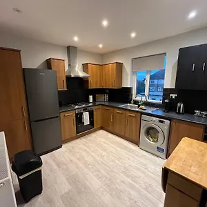 Apartment Comfortable 2 Bedroom, 1 Bathroom, West London Flat