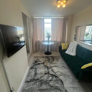 Beautiful One Bedroom Close To Harrods * London