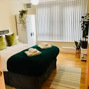 Modern 2 Bedroom 1 Min From Metro Apartment London