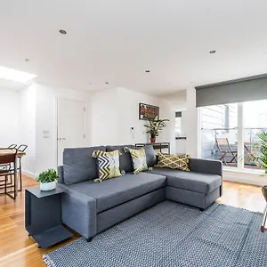Apartment Split Level 3 Bedroom Floor Flat *