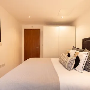 Apartment Luxury Two Bed On Baker St London
