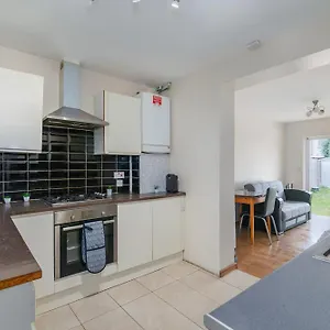 Renee's Place, 9 Guests, 10 Mins Walk To Becontree Station, Free Parking Holiday home Dagenham