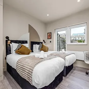 Posh With Functional Kitchenette Apartment London