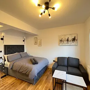 Beautiful Entire Flat In * London