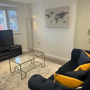 Lux 2 Bedroom Hse, Free Parking, Close To Station Apartment *