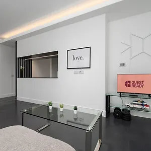 Guestready - Modern Living With Skyline Views Apartment London