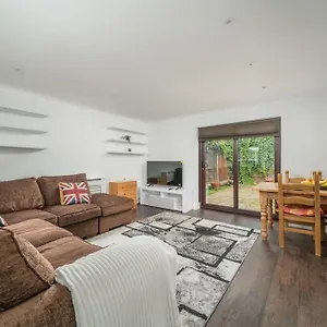 Gorgeous House, 5 Beds, Amazing Transport Links Apartment London