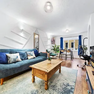 Quirky Canary 2bed, Free Parking, Smart Tv & Games * London