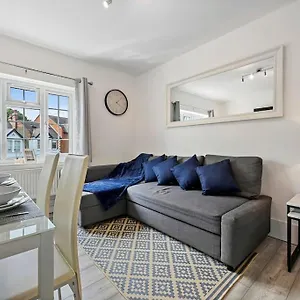 Apartment Spacious 2-bed Flat, Acton