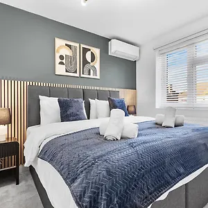 Spacious 4br In Free Parking Holiday home *
