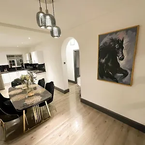 Beautiful Cosy 2 Bed Whole Flat * London