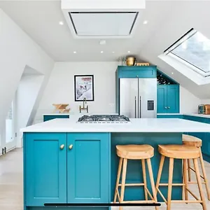 Luxurious 2-bedroom With Rooftop Terrace, Gourmet Kitchen & Fireplace Apartment London