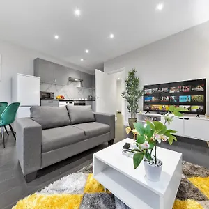 Immaculate 1-bed Flat In Prime London Location- Sleeps 4-parking Available-ideal For Work Trips & Family Breaks - 20 Percent Off Long Stays! Book Instantly! * Barnet