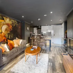Gorgeous Design 2 Bed Flat Barons Court Sleeps Six London