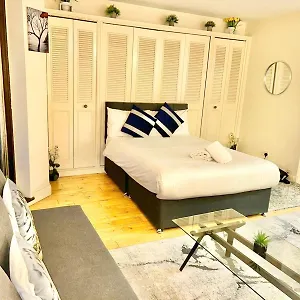 Beautiful At Cromwell Road Apartment