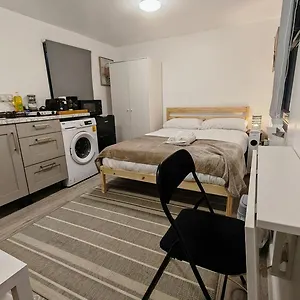 Cozy With Netflix & Chill & Parking Enfield