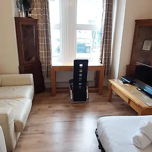 Bedroom Flat Colliers Wood *