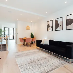 Luxurious & Modern In Honor Oak Apartment