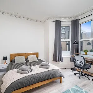 Cozy & Comfy Woodgreen Station Sleeps 6 London
