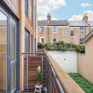 8 Horseshoe * London