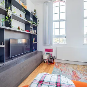 Bright Modern 5 Mins To Station, Sleeps 3