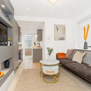 Classy 2br Btw Wimbledon & Streatham, 10 Min Tube
