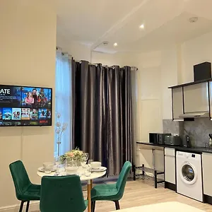 Apartment Charming In West Ealing, 12 Mins To By Train, Free Parking, 8-min Walk To Station *