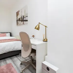 Deluxe - Airport & Excel Ideal For Long * London