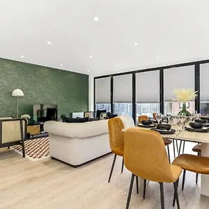 Spacious 4-bed App Near Heathrow, Sleeps 10 *