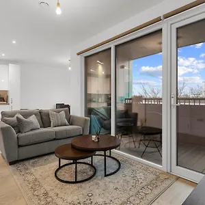 Modern Flat In Heart Of * London