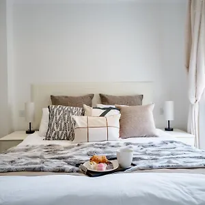 Tranquil Retreat Loft ~ Close To Victoria! Apartment