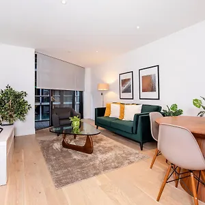 Stylish 2 Bed Close To Battersea Power Station Apartment *