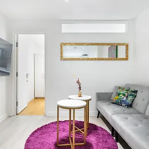 Modern Two Bed With Free Gated Parking Space Apartment