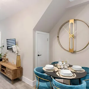 Apartment Stunning Flat With Jacuzzi Bath *