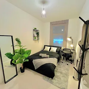 Apartment Modern Serviced In London