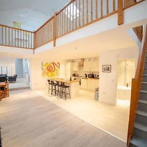 Stunning Split-level In Heart Of Fulham Apartment *