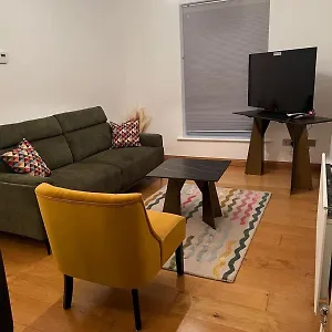 Luxurious 2 Bedroom Flat Britannia Village *