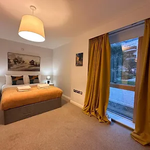 Modern 2 Bedroom Flat In Golders Green *