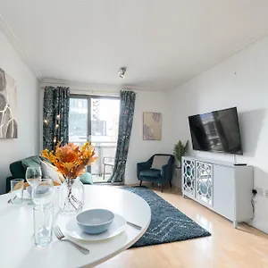 Apartment Modern Two Bed Two Bath Opposite Tube Station London