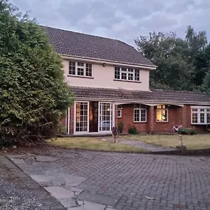 Secluded 4 Bedroom House * Bromley