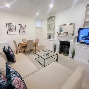Apartment Refined Hammersmith 3-bedroom With Rooftop Terrace