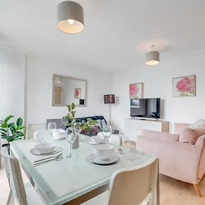 Cosy One Bedroom Flat Opposite Station *