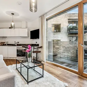Modern Designed 2 Bed Penthouse Sleeps Five *