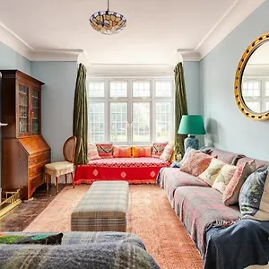 Holiday home Classic House & Garden 25mins From Museums *