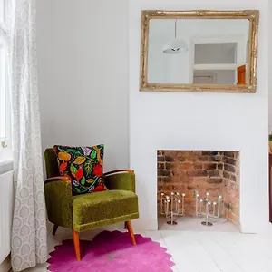 Redesigned 1bd Victorian Coach House Dalston Apartment